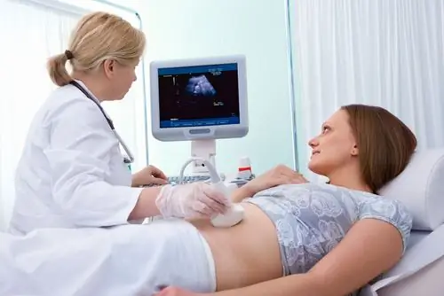 msichana kwenye ultrasound