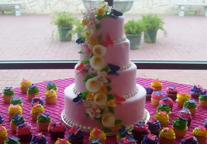 Torta nuziale con fiori