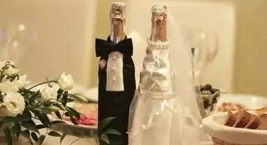 Originelle Dekoration einer Flasche Champagner für eine Hochzeit