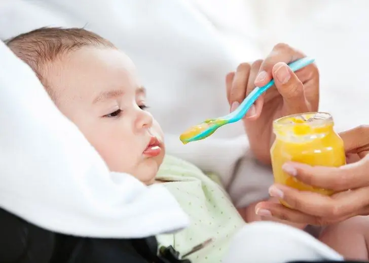 Tumanggi si Baby sa mga pantulong na pagkain: mga pangunahing panuntunan para sa pagpapakilala ng mga pantulong na pagkain, mga unang produkto, mga tip at trick