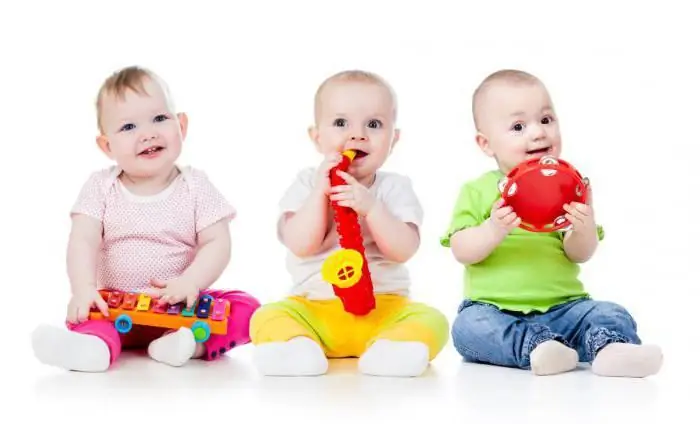 Cov menyuam yaus ua si suab paj nruag hauv kindergarten