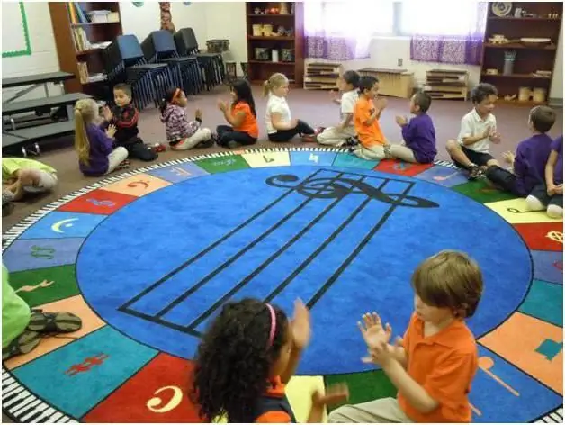 Autumn suab paj nruag ua si hauv kindergarten