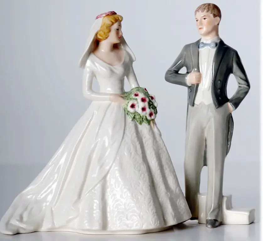 figurines of newlyweds