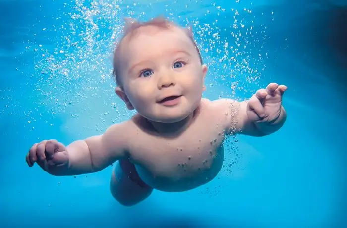 Baby swimming: mga review ng mga magulang, mga opinyon ng mga coach at mga benepisyo para sa mga bata