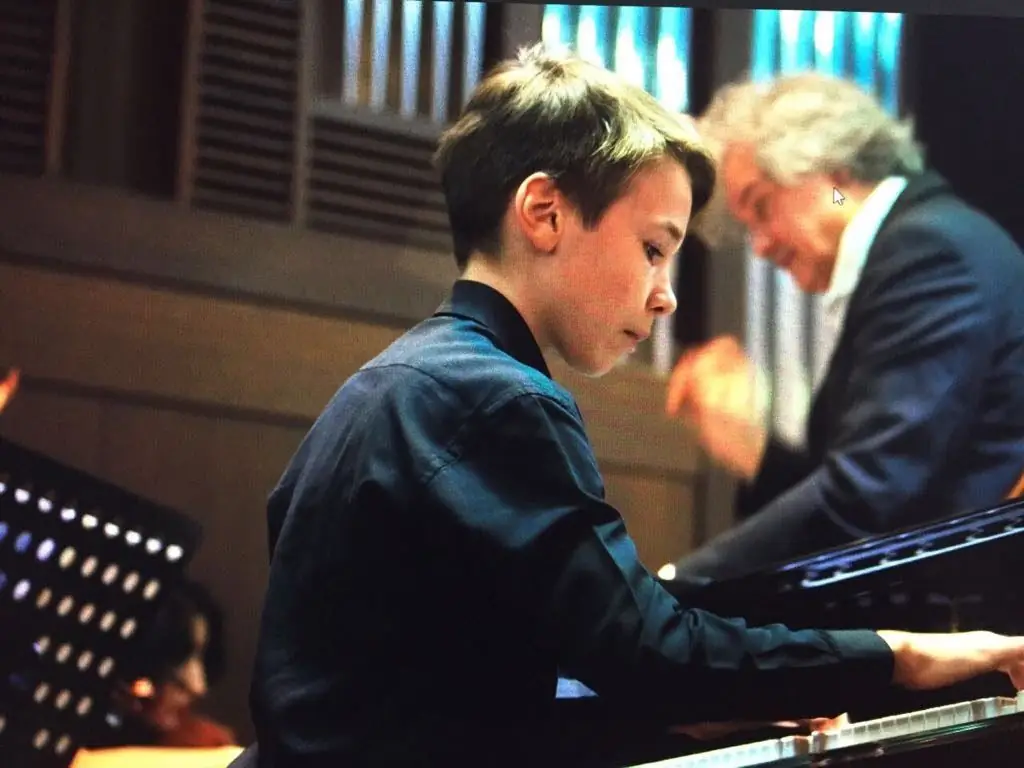 ragazzo che suona il pianoforte