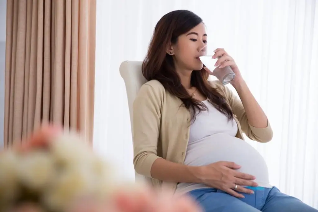 Puis-je boire de l'eau minérale pendant la grossesse ?