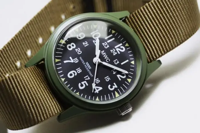 Reloj militar. Reloj de hombre con símbolos del ejército