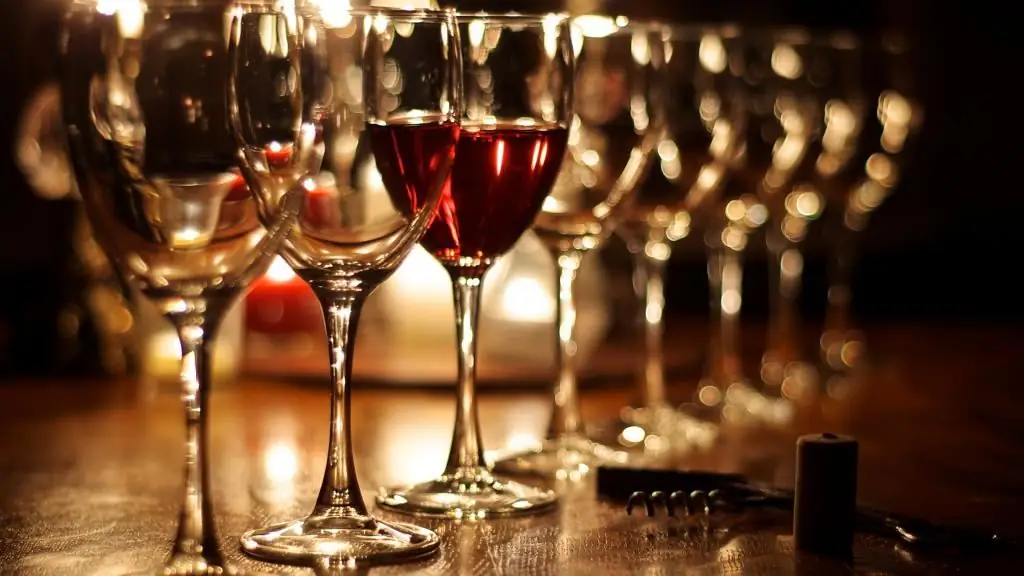 A wine glass is a champagne glass: how to choose the right one?