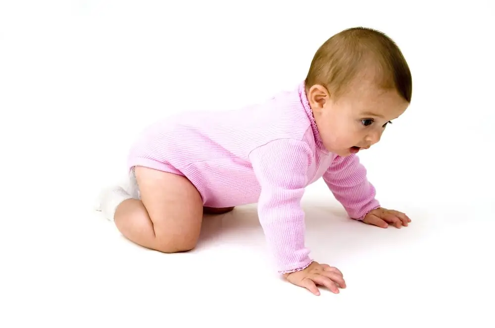 At 8 months the baby does not crawl and does not sit: how to help learn