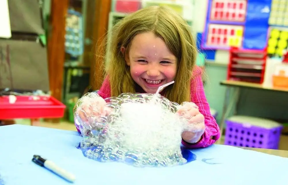 Ervaringen voor kinderen thuis: leuk, onderhoudend en leerzaam. Sets voor experimenten en experimenten voor kinderen