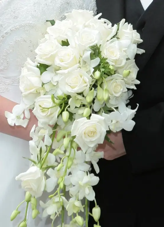 Trapsgewijs boeket witte rozen