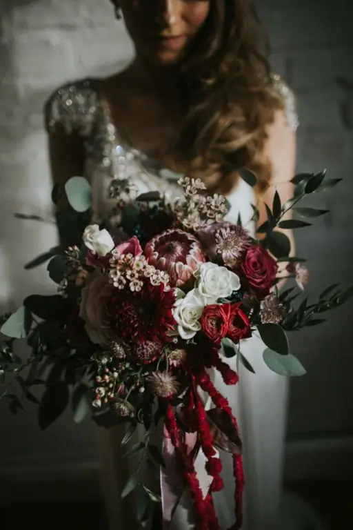 Bouquet ya roses maridadi na chrysanthemums