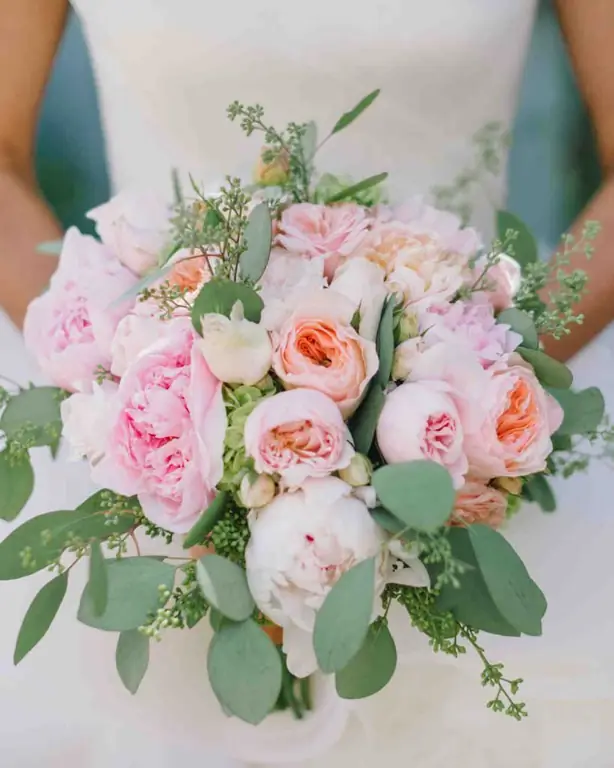 Boeket van witte en delicate roze rozen