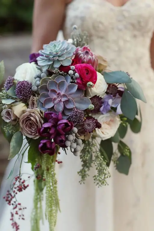 Boeket witte rozen en vetplanten