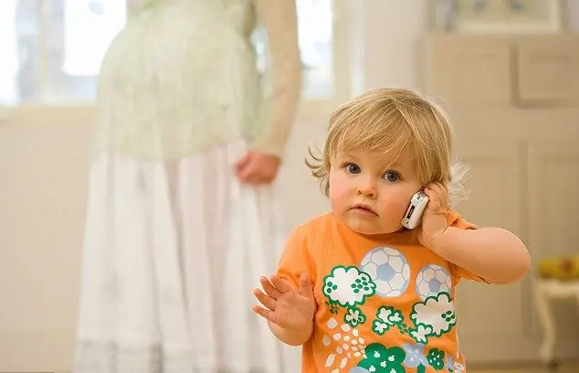 Baby spricht am Telefon