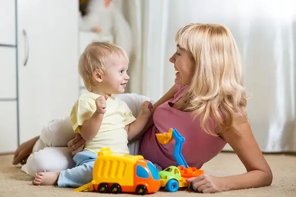 madre hablando con hijo