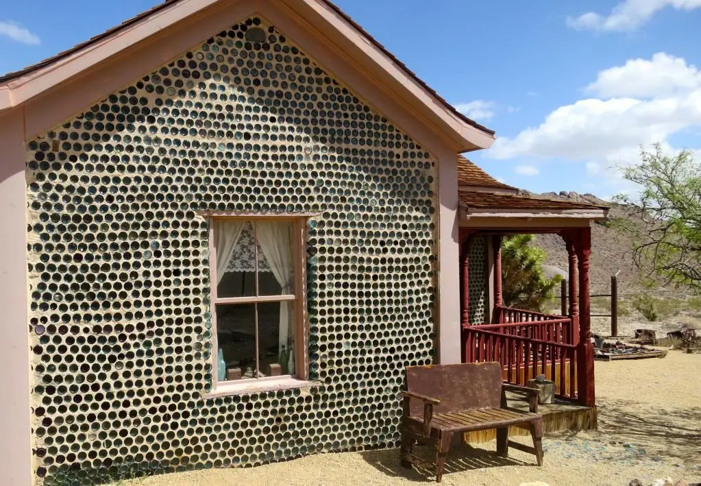 Casa para uma criança de garrafas de vidro