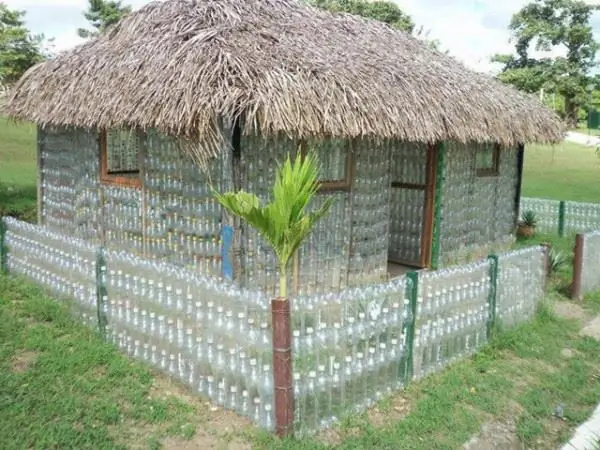 Casas infantis para beteys de garrafas plásticas