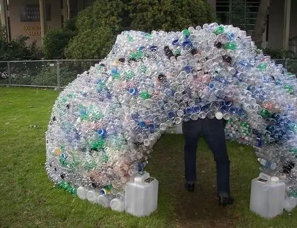 Plastik şişelerden çocuklar için oyun evi