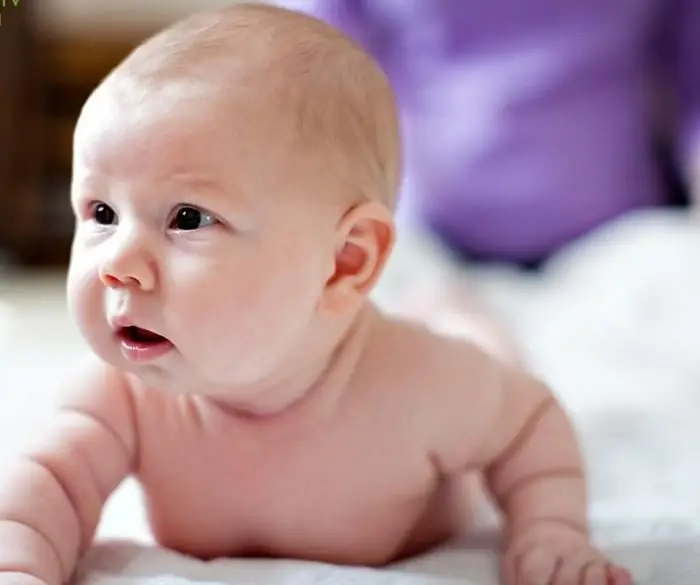 hvor mange måneder holder en baby sit hoved