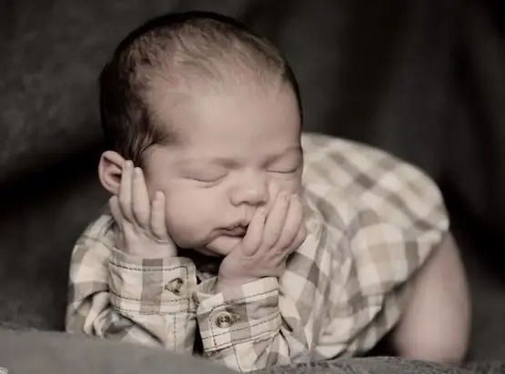 à quelle heure le bébé commence-t-il à se tenir la tête