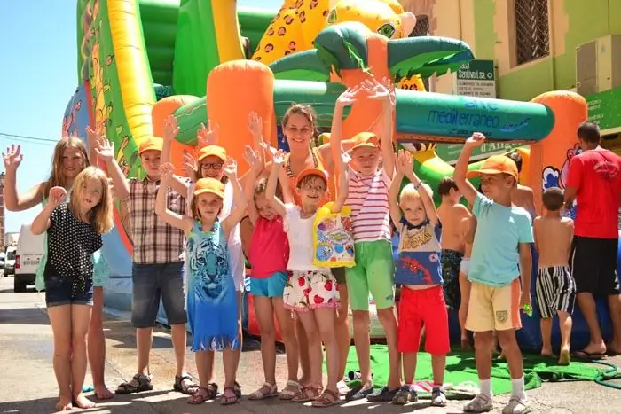 kinderen in de buurt van de trampoline