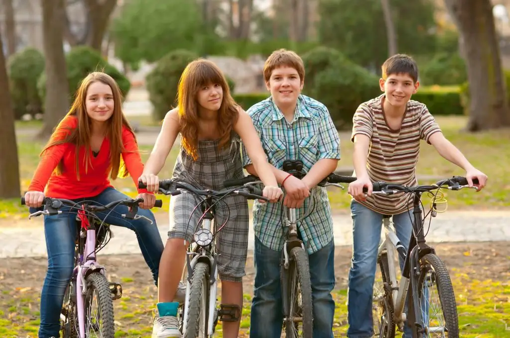 tieners op de fiets