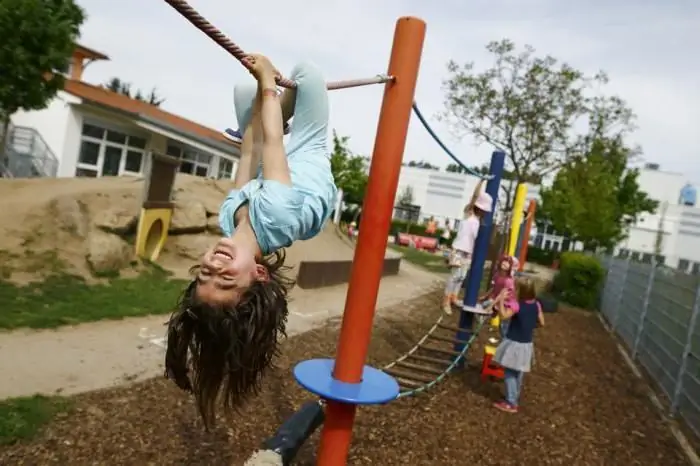 Schlange vor dem Kindergarten in Tula