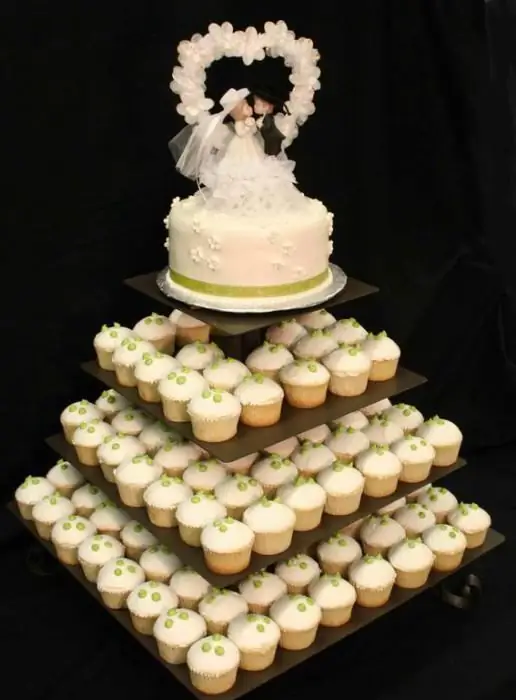 kue pengantin dengan cupcakes