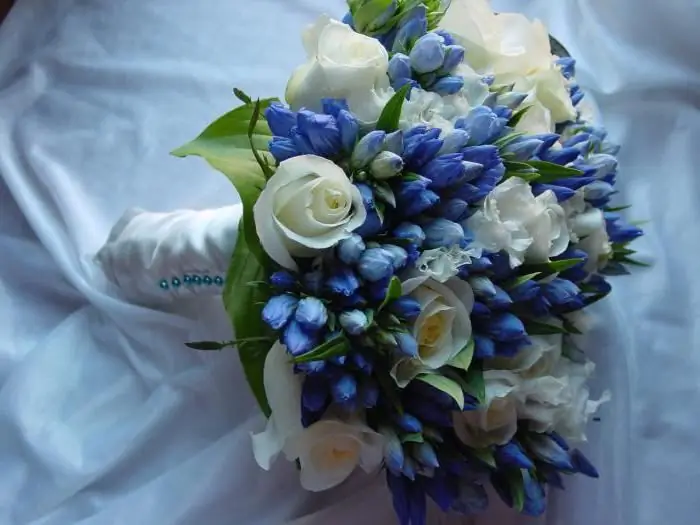 kab tshoob bouquet nrog xiav paj