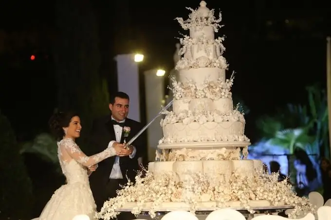 La novia y el novio comparten un gran pastel