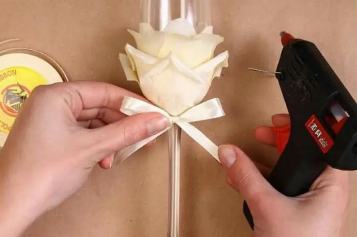 Decorating a glass with rose petals