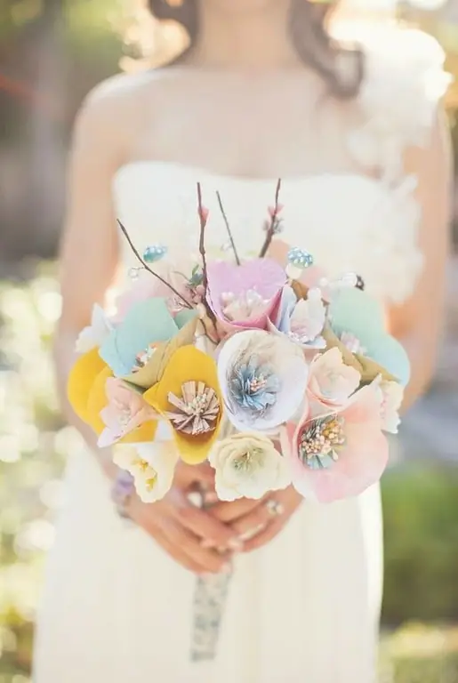 femme avec un bouquet