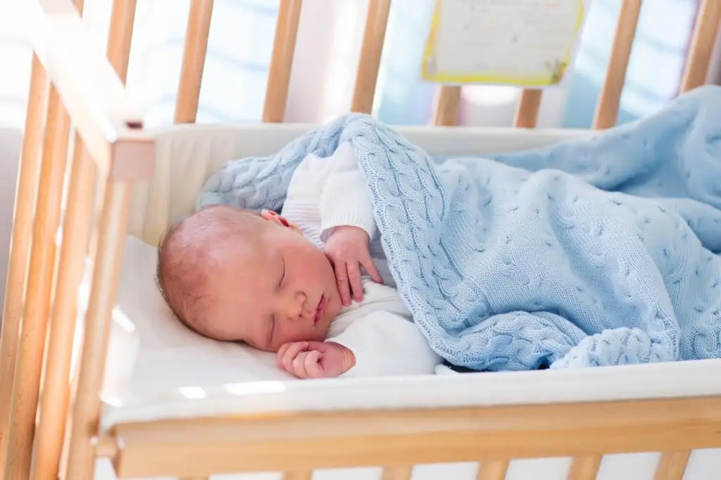 Hoe kies je een matras voor een pasgeborene? Afmetingen en stevigheid van de matras voor een pasgeborene