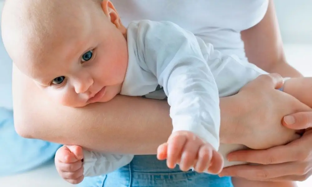 Hoe om 'n baba met koliek te help: maniere om 'n kind van pyn te red