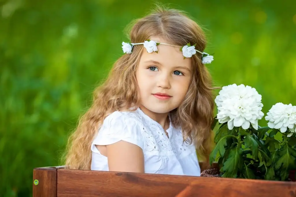 Fille dans une couronne