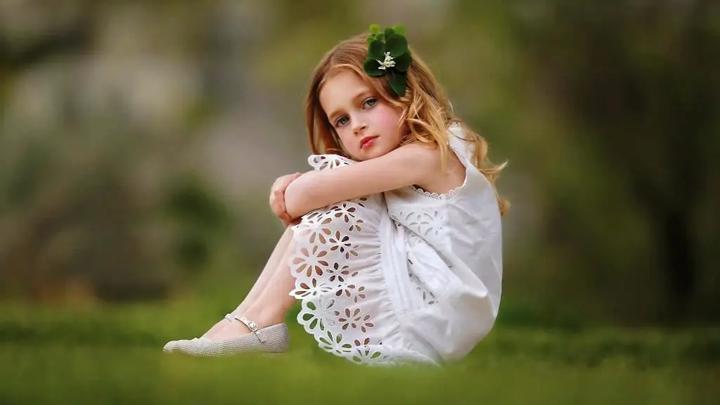 chica con un vestido blanco