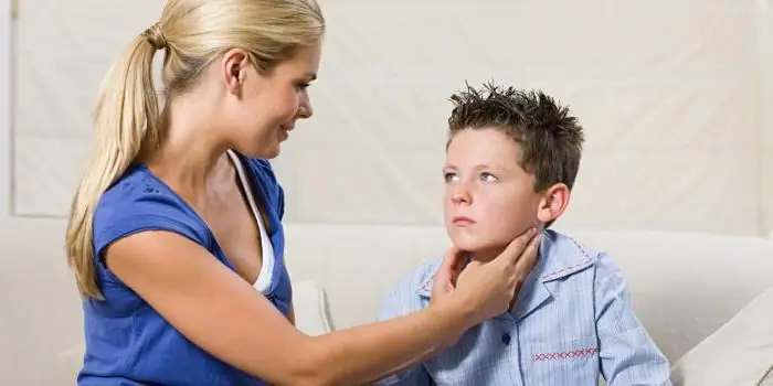 El cuello del niño duele