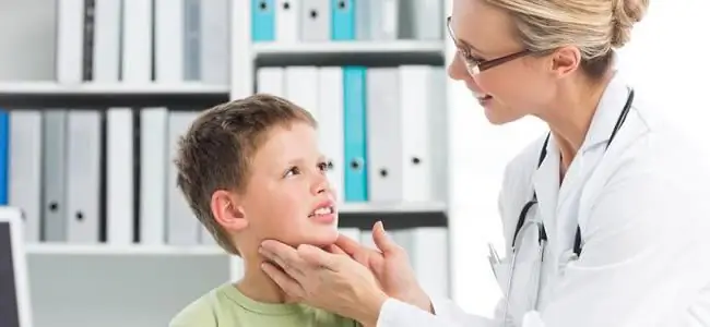 ¿Por qué le duele el cuello a un niño?