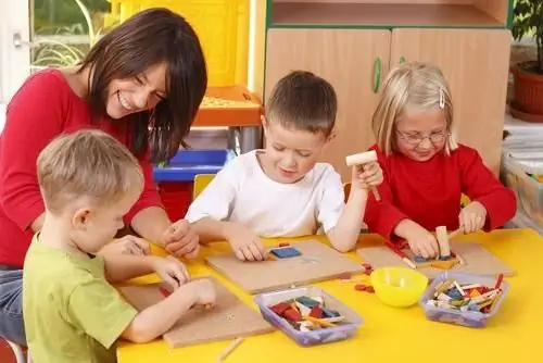 Kindergarten: kev xyiv fab rau tus menyuam lossis kev tu siab? Yuav npaj koj tus menyuam li cas rau qib kindergarten