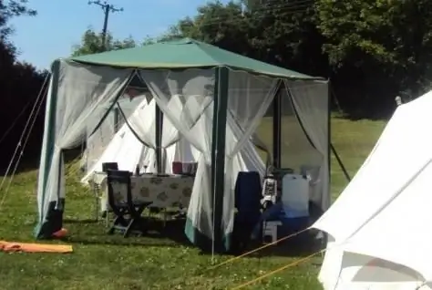 Tenda para dar - sua salvação em um dia quente de verão