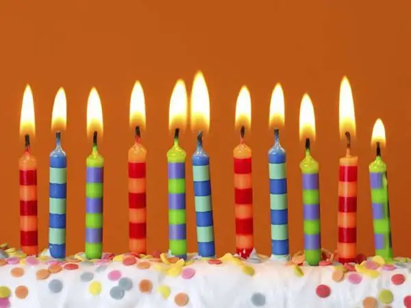 Comment dites-vous "Joyeux anniversaire petite amie" avec vos propres mots ? Félicitations touchantes et amusantes