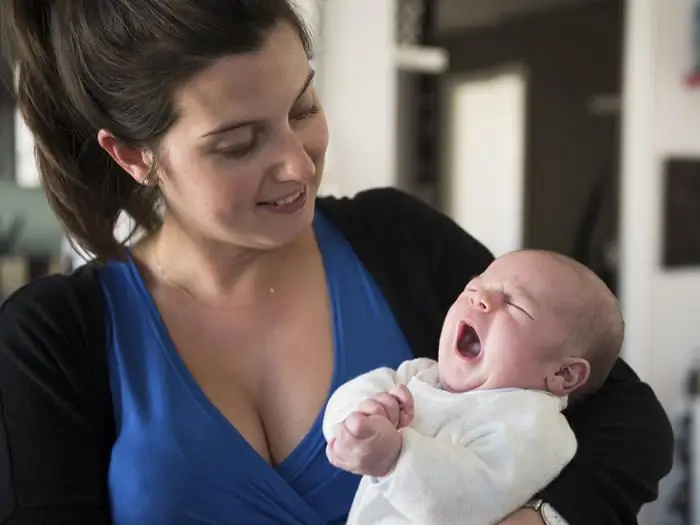 Een pasgeborene poept weinig: normen voor de ontwikkeling van het maagdarmkanaal van het kind, ontlasting, voedingsmethoden en meningen van kinderartsen