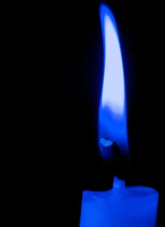 Lilin dengan vitriol biru menyala dengan nyalaan biru