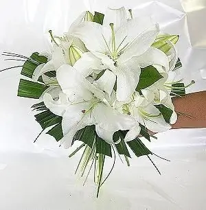 kab tshoob bouquet ntawm dawb lilies