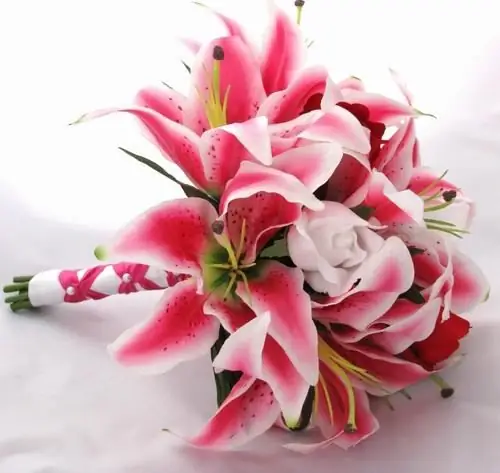 nkauj nyab bouquet ntawm lilies