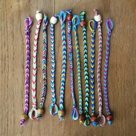 How to make a bracelet out of thread? Two ways to make original accessories on hand