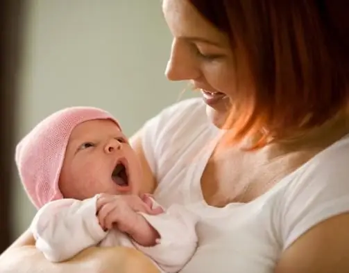 Comment prendre soin d'une fille nouveau-née. Les principales caractéristiques de l'hygiène