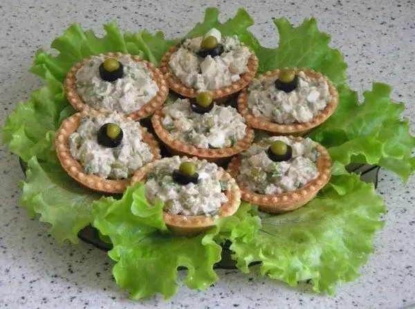 Tartlets içinde morina karaciğeri