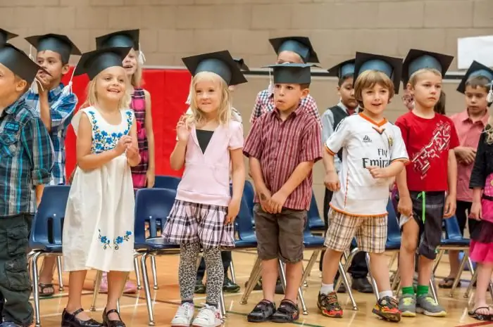 escena de graduació a la llar d'infants